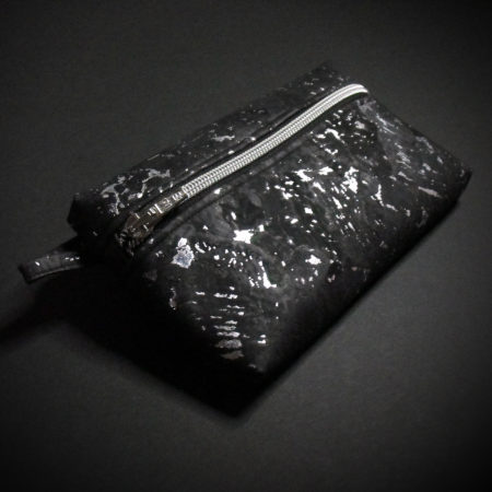 Mäppchen für Stifte und andere kleine Dinge, Korkstoff schwarz mit Silber, 14,90€