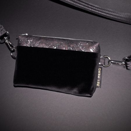 Kleine Bauchtasche aus Korkstoff und schwarzem Samt, Vorderseite, Gurtband verstellbar